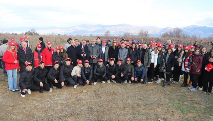 Alaşehir Kızılay’dan geleceğe yatırım | Fidanlar toprakla buluştu