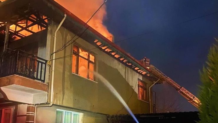 Alaşehir’de korkutan yangın | Bacadan çıkan yangın evi kullanılamaz hale getirdi
