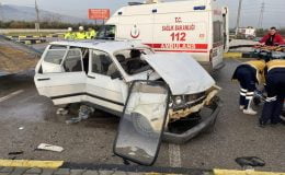 Alaşehir’de 2 otomobil çarpıştı | Kazada 8 kişi yaralandı