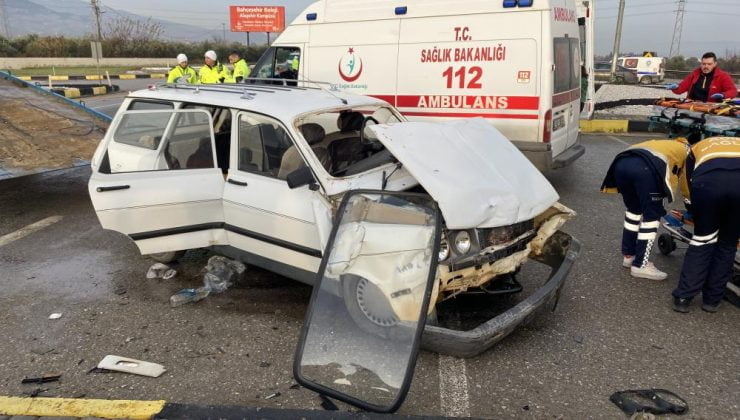 Alaşehir’de 2 otomobil çarpıştı | Kazada 8 kişi yaralandı