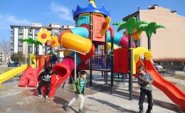 Alaşehir’in parklarına yeni oyun grupları | Çocuklara yarıyıl hediyesi
