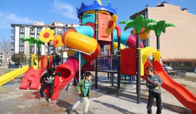 Alaşehir’in parklarına yeni oyun grupları | Çocuklara yarıyıl hediyesi
