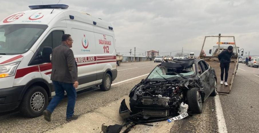 Alaşehir’de iki otomobil kafa kafaya çarpıştı |Kazada 3 kişi ağır yaralandı