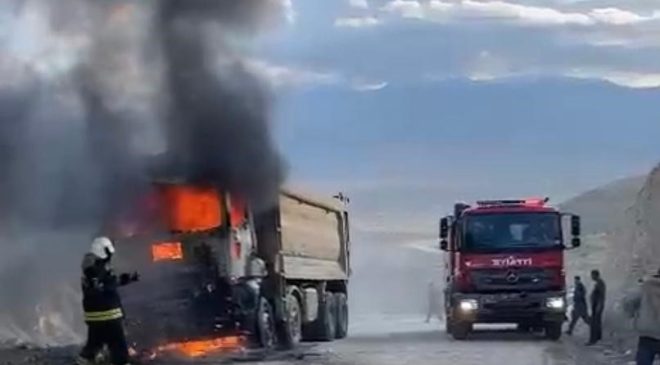 Alaşehir’de damperli kamyon alev aldı | Yürekleri ağza getiren yangın