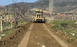 Sarıgöl’de yol çalışmaları | Çiftçilerin arazi yolları düzeltildi