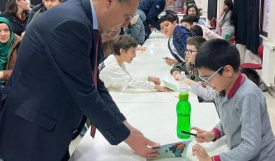 Alaşehir’de miniklerin imza heyecanı | Küçük yazarlar ilk eserlerini imzaladı