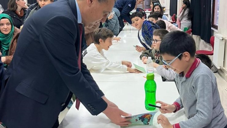 Alaşehir’de miniklerin imza heyecanı | Küçük yazarlar ilk eserlerini imzaladı