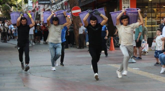 Alaşehir’de kıyasıya mücadele |  Üzüm Festivali renkli görüntülere sahne oldu