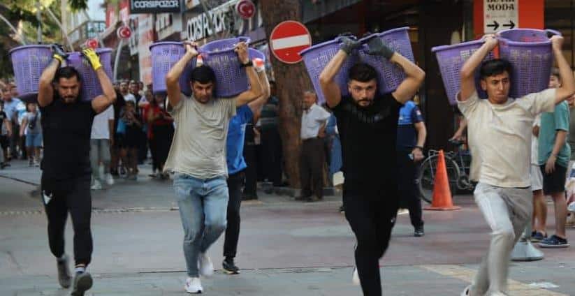 Alaşehir’de kıyasıya mücadele |  Üzüm Festivali renkli görüntülere sahne oldu